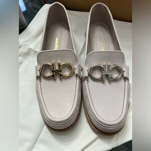 Salvatore Ferragamo Women's 'Rolo' Gancini T-Logo Print Leather Loafer Cream